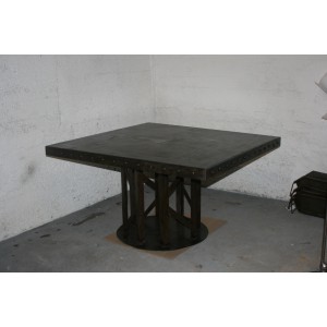 METAL TABLE